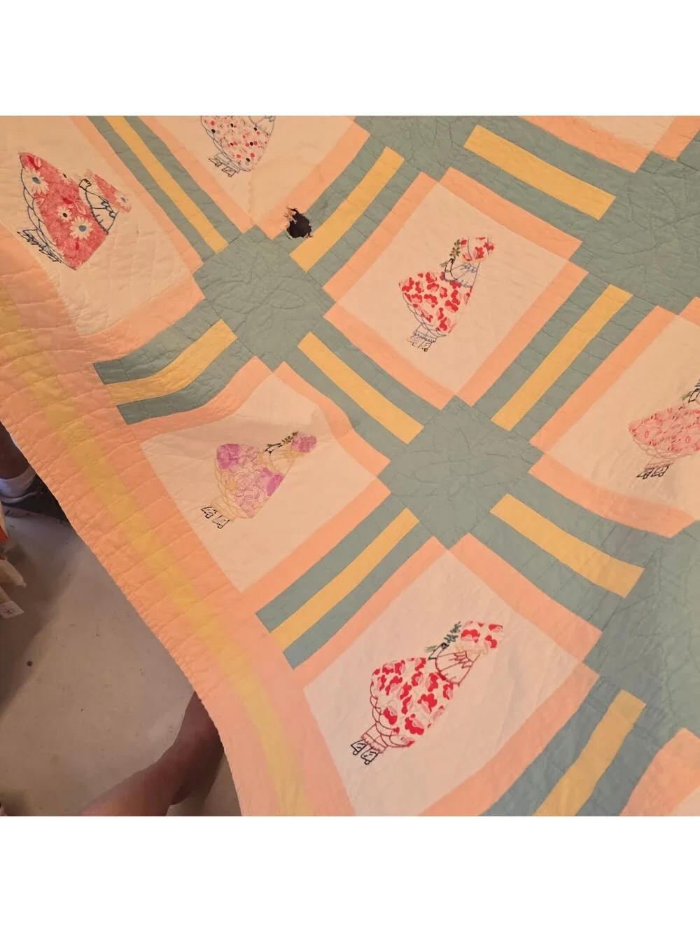 q40 Vintage Handstitch Patchwork Quilt with Sunbonnet Sue Colonial Girl 72x 88